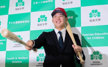　広島から１位指名され、バットを手に笑顔を見せる仙台大・平川蓮