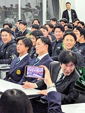 広島２位指名の亜大投手が会見で悔しさ吐露「同級生が自分の前で名前が呼ばれることに悔しさ」