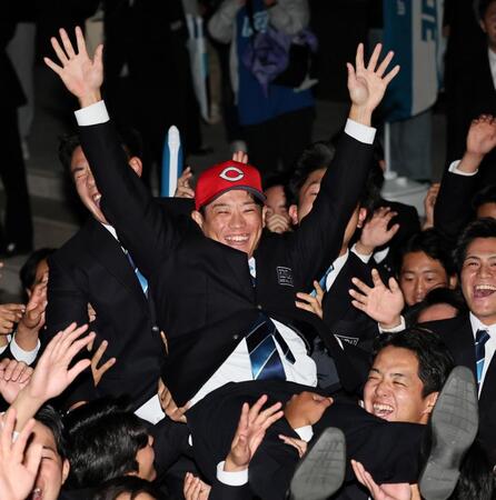 　同僚らから胴上げされる近大・勝田成（撮影・田中太一）