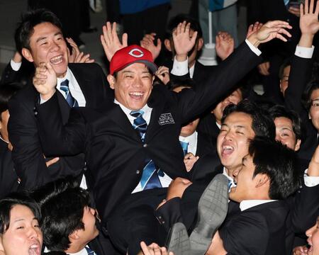 　同僚らから胴上げされる近大・勝田成（撮影・田中太一）