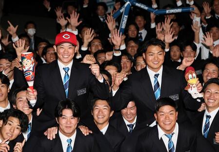 　同僚らと喜び合う（左から）広島３位指名の近大・勝田成と楽天７位指名の阪上翔也（撮影・田中太一）