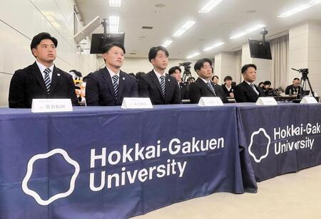 　ドラフト会議の中継を真剣な表情で見つめる（左から）常谷拓輝、木村駿太、高谷舟、工藤泰己、島崎圭介監督