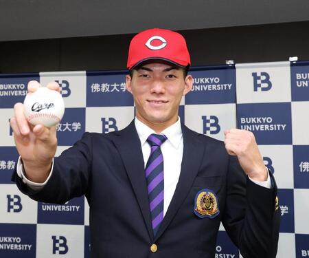 　広島５位に指名されポーズを決める仏教大・赤木晴哉（撮影・山口登）