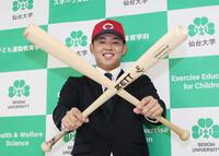 　広島から１位指名され、バットを手に笑顔を見せる仙台大・平川蓮外野手