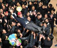 　広島に２位指名され、部員に胴上げされる亜大・斉藤汰直（撮影・伊藤笙子）