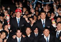 　同僚らと喜び合う（左から）広島３位指名の近大・勝田成と楽天７位指名の阪上翔也（撮影・田中太一）