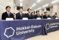 　ドラフト会議の中継を真剣な表情で見つめる（左から）常谷拓輝、木村駿太、高谷舟、工藤泰己、島崎圭介監督