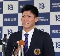 　広島に５位指名され会見する仏教大・赤木晴哉（撮影・山口登）