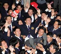 　広島５位に指名されチームメイトに胴上げされる仏教大・赤木晴哉（撮影・山口登）