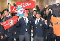 　ドラフト指名され、笑顔でガッツポーズの亜大・斉藤汰直（中央左）と山城京平（同右）＝撮影・伊藤笙子