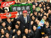 　広島に２位指名され、部員に祝福される亜大・斉藤汰直（撮影・伊藤笙子）