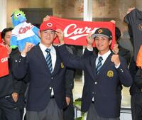 　ドラフト指名され、お互いの帽子を被せあう亜大・斉藤汰直（左）と山城京平（撮影・伊藤笙子）