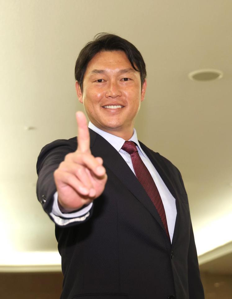 　ポーズを決める新井監督（撮影・佐々木彰尚）