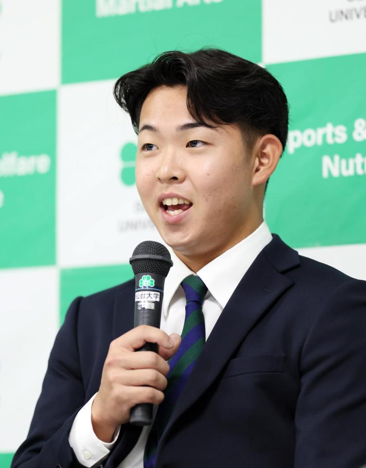 　広島から１位指名され、記者会見する仙台大・平川蓮