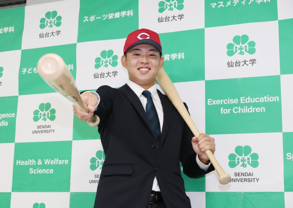 　広島から１位指名され、バットを手に笑顔を見せる仙台大・平川蓮