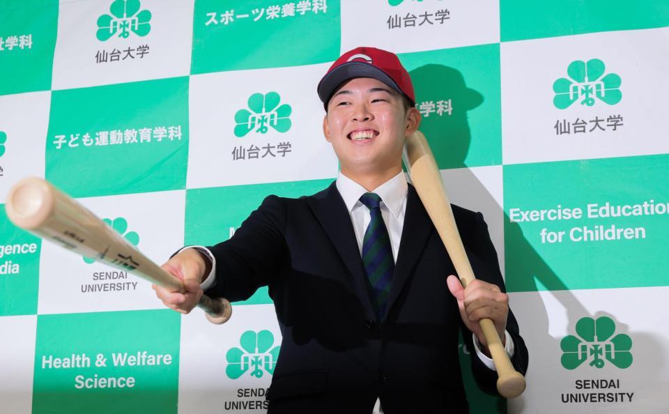 　広島から１位指名され、バットを手に笑顔を見せる仙台大・平川蓮