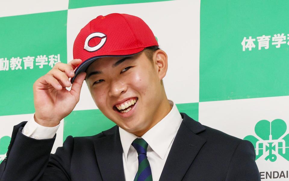 　広島から１位指名され、笑顔を見せる仙台大・平川蓮