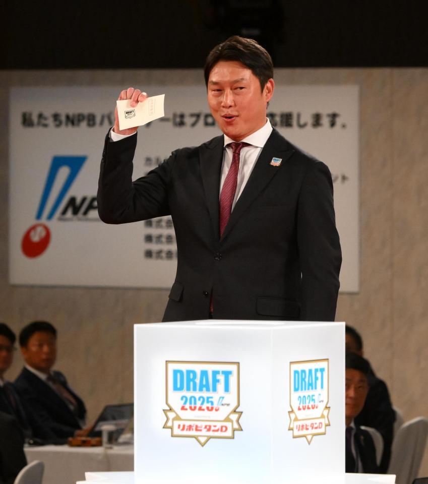 　仙台大・平川蓮の交渉権を獲得した新井監督（撮影・堀内翔）