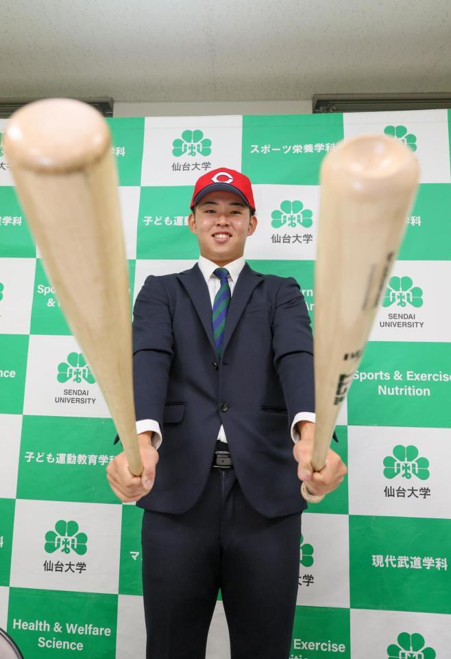　広島から１位指名され、バットを手に笑顔を見せる仙台大・平川蓮