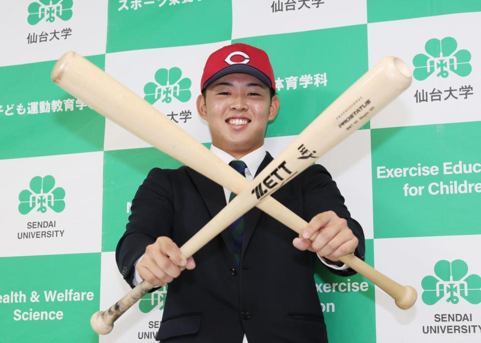 　広島から１位指名され、バットを手に笑顔を見せる仙台大・平川蓮外野手