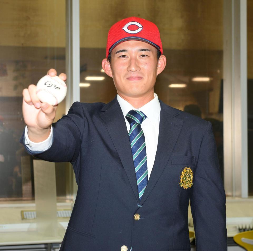 　広島に２位指名され、笑みを浮かべる亜大・斉藤汰直（撮影・伊藤笙子）