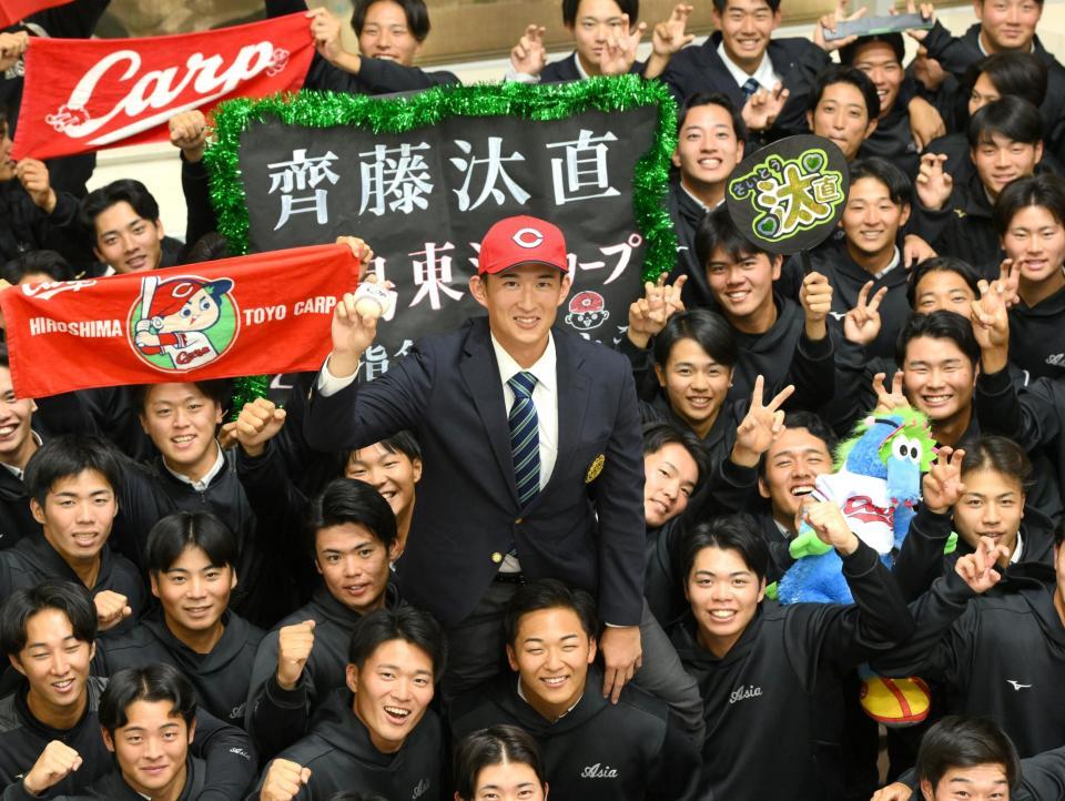 　広島に２位指名され、部員に祝福される亜大・斉藤汰直（撮影・伊藤笙子）