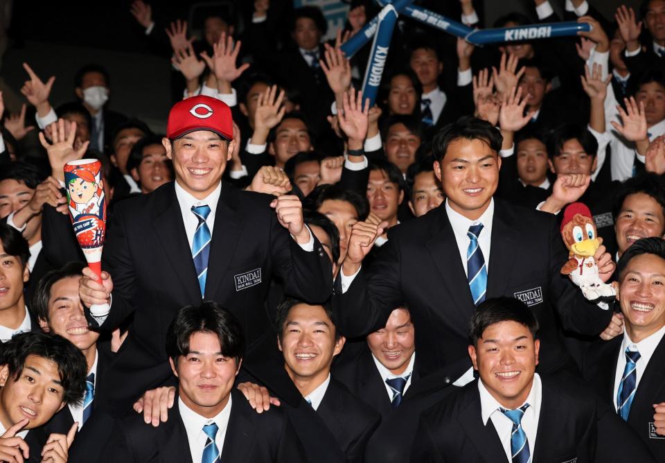 　同僚らと喜び合う（左から）広島３位指名の近大・勝田成と楽天７位指名の阪上翔也（撮影・田中太一）