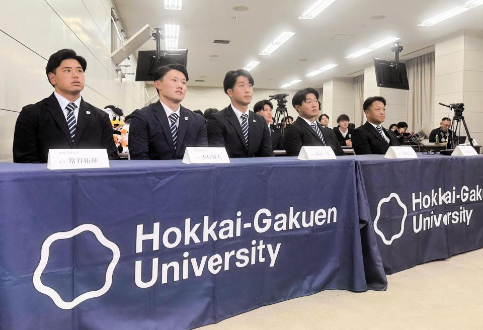 　ドラフト会議の中継を真剣な表情で見つめる（左から）常谷拓輝、木村駿太、高谷舟、工藤泰己、島崎圭介監督