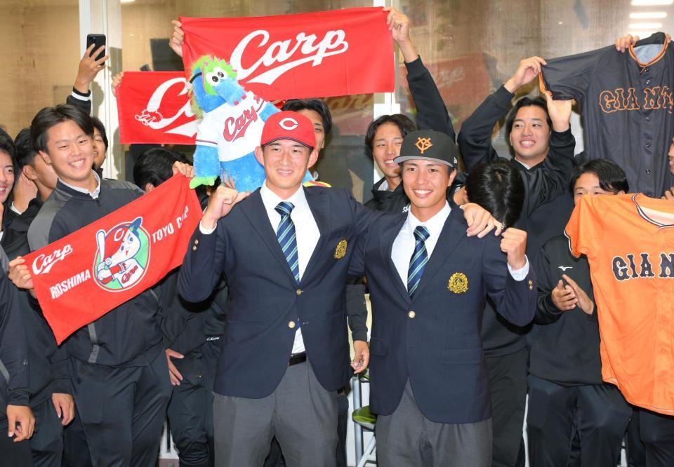 　ドラフト指名され、笑顔でガッツポーズの亜大・斉藤汰直（中央左）と山城京平（同右）＝撮影・伊藤笙子