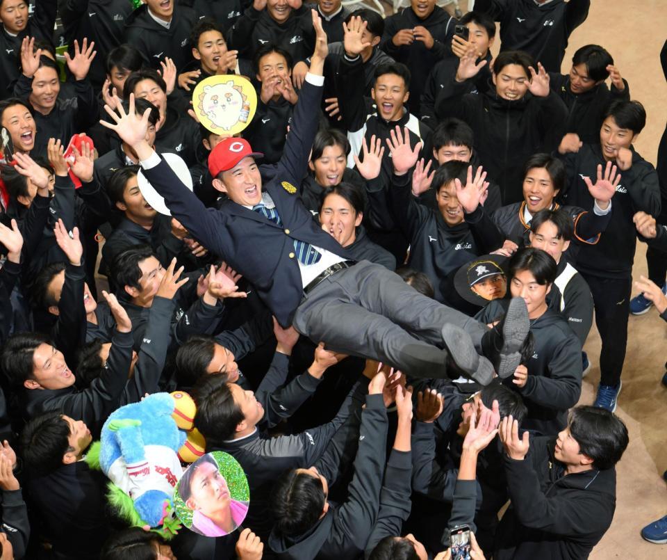 　広島に２位指名され、部員に胴上げされる亜大・斉藤汰直（撮影・伊藤笙子）