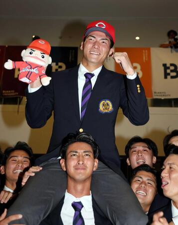 　広島５位指名され喜ぶ仏教大・赤木（撮影・山口登）