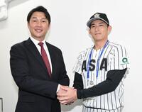 　亜大・斉藤汰直（右）と握手を交わす新井監督（撮影・佐藤厚）