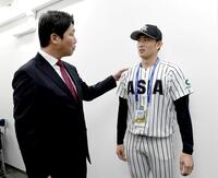 　亜大・斉藤汰直（右）の肩に手を置き話しかける新井監督（撮影・佐藤厚）