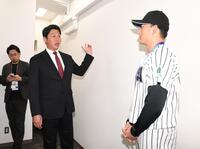 　仙台から東京に移動し亜大・斉藤汰直（右）と話す新井監督（撮影・佐藤厚）