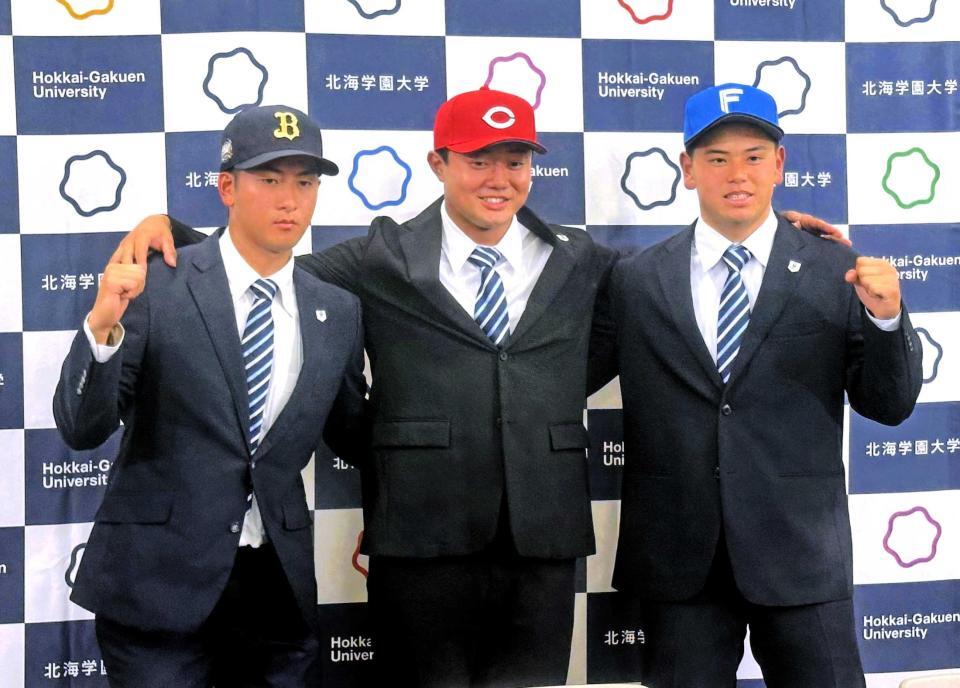 　笑顔を見せる（左から）オリックス５位指名の高谷、広島４位指名の工藤、日本ハム育成１位指名の常谷