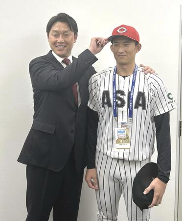 　新井監督（左）と初対面したドラフト２位・斉藤（右）