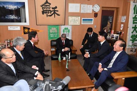 　指名あいさつに訪れた新井監督（左手前から３人目）と学長室で談笑する１位指名の仙台大・平川蓮（右手前から２人目）＝撮影・開出牧