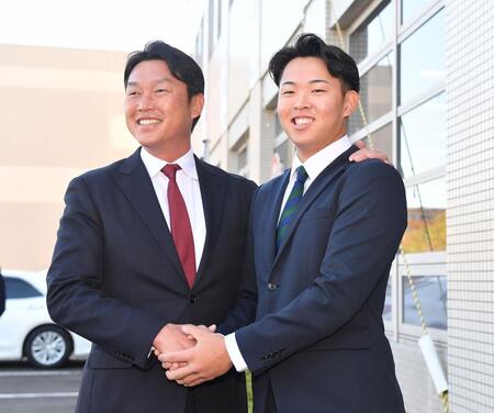 　指名あいさつに訪れた新井監督（左）を出迎え握手を交わす仙台大・平川蓮（撮影・開出牧）