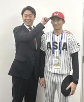 　新井監督（左）と初対面したドラフト２位・斉藤（右）