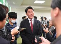 　指名あいさつを終え仙台大・平川蓮への思いを語る新井監督（撮影・開出牧）