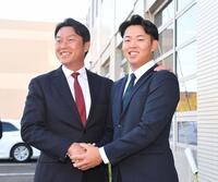 　指名あいさつに訪れた新井監督（左）を出迎え握手を交わす仙台大・平川蓮（撮影・開出牧）