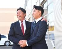 　指名あいさつに訪れた新井監督（左）を出迎え握手を交わす仙台大・平川蓮（撮影・開出牧）