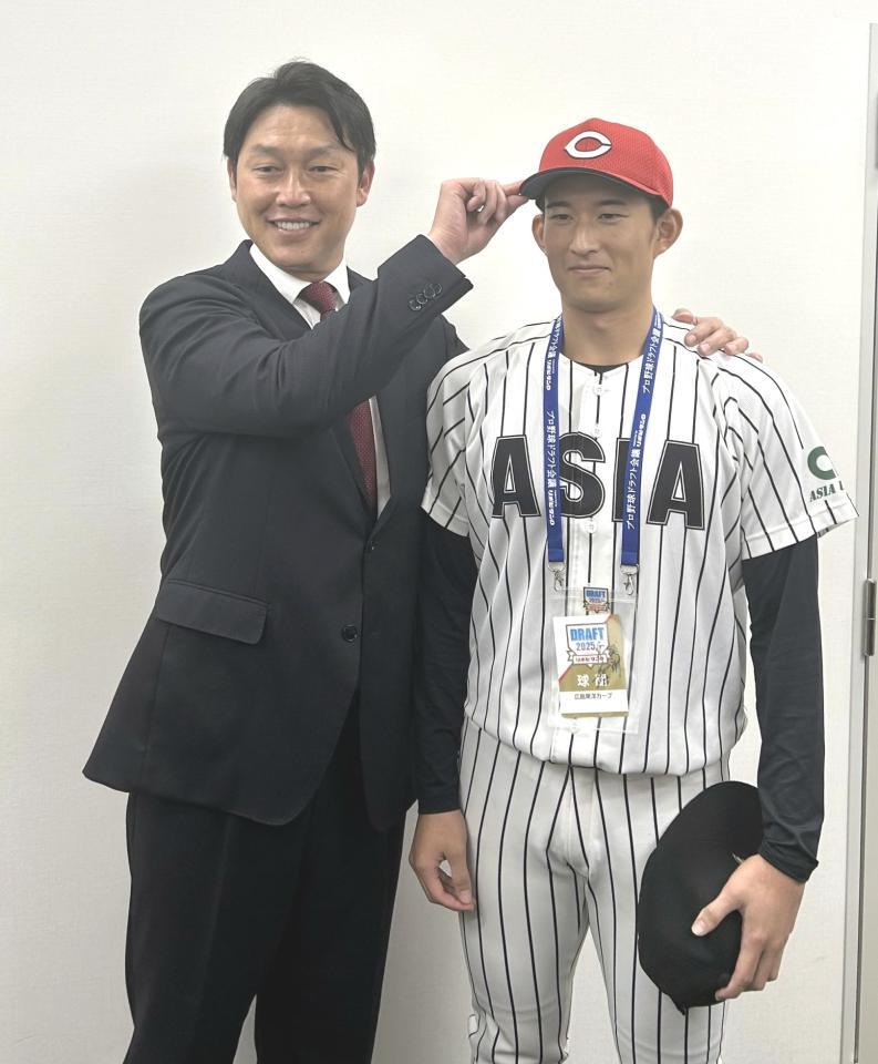　新井監督（左）と初対面したドラフト２位・斉藤（右）