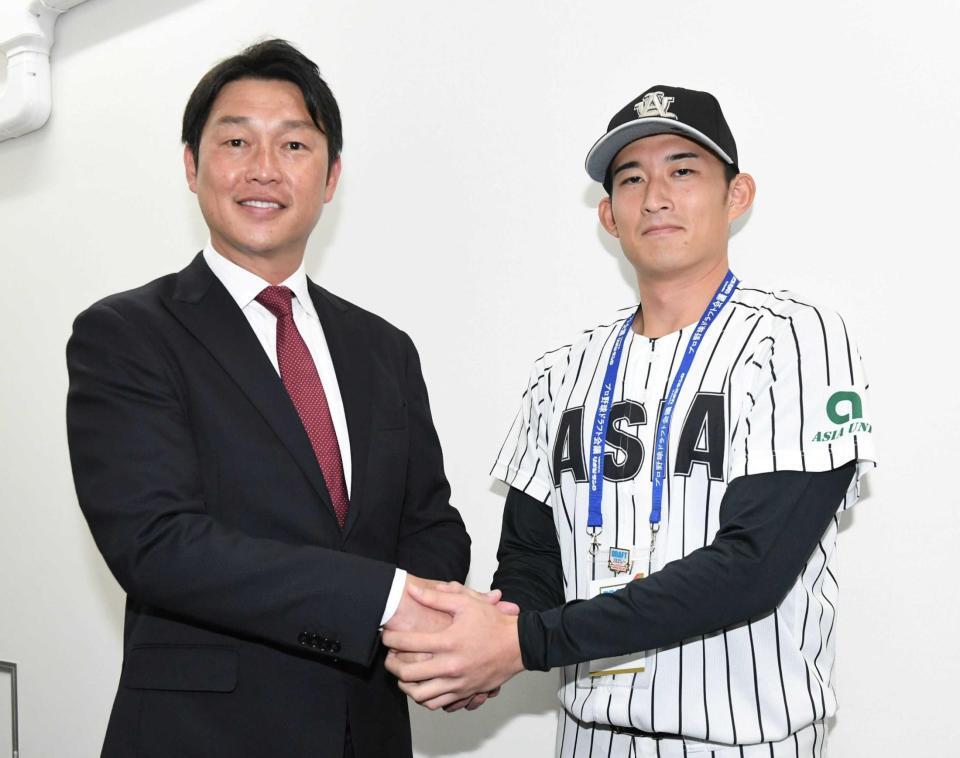 　斉藤（右）と握手を交わす新井監督（撮影・佐藤厚）