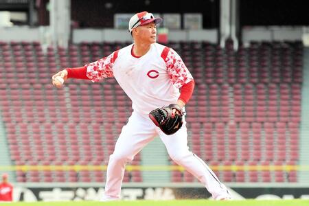 　キャッチャーミットでノックを受ける坂倉（撮影・畠山賢大）