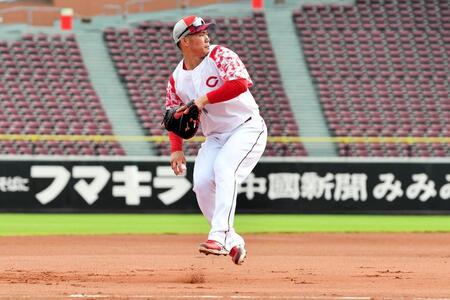 　キャッチャーミットでノックを受ける坂倉（撮影・畠山賢大）