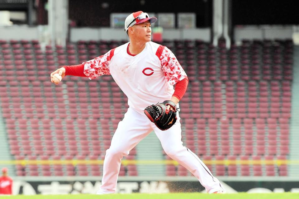 　キャッチャーミットでノックを受ける坂倉（撮影・畠山賢大）