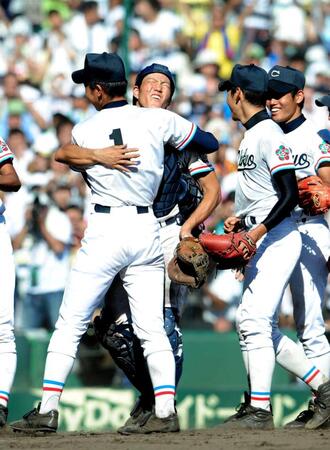 　全国優勝を決め堂林（１）と抱き合って喜ぶ磯村＝０９年８月