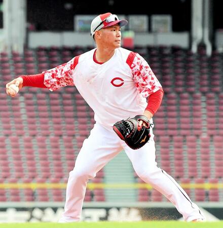 　キャッチャーミットでノックを受ける坂倉（撮影・畠山賢大）