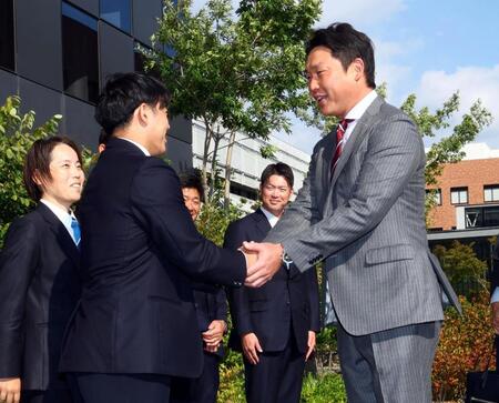 　近大・勝田成（中央左）のドラフトの指名あいさつに訪れた新井監督は笑顔で握手をかわす（撮影・山口登）